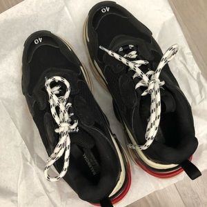 Balenciaga mens 40 Triple S sneaker barely used